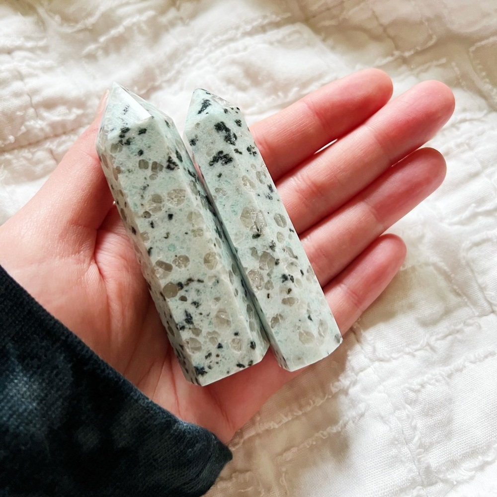 Kiwi Stone Crystal Point 🖤